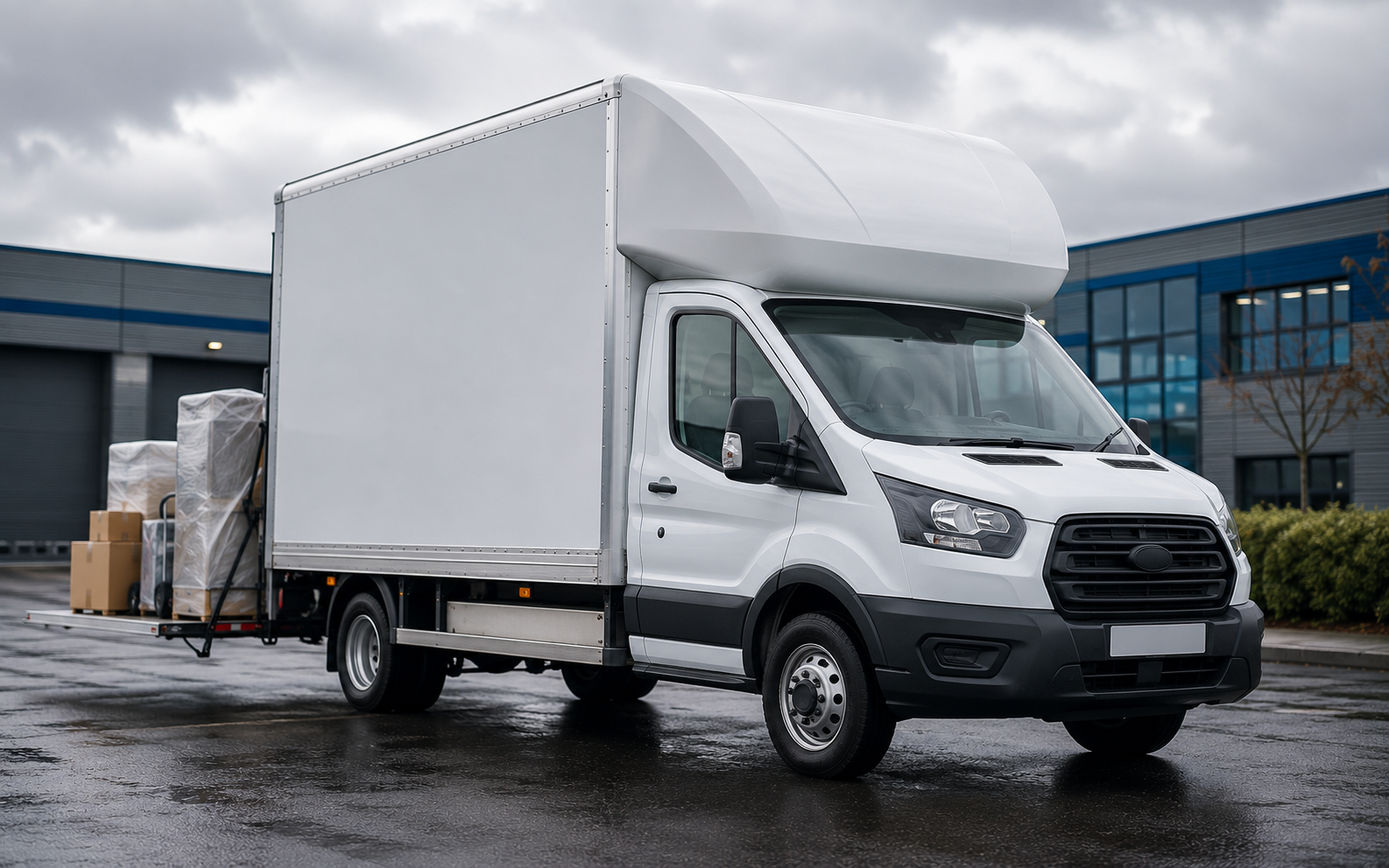 Luton van with tail lift for house removals and bulky UK consignments